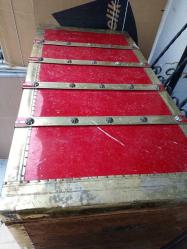 Antika Kırmızı Pirinç Kuşaklı Sandık – Dekoratif & Koleksiyonluk