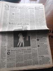 Cumhuriyet Gazetesi - Turkish Newspaper - 8 Şubat 1991 - dünyada terör dehşeti - Londra'da Savaş kabinesine havan topu - incirlik'te görevli Amerikalı öldürüldü - Bağdat Kuveyt hattına darbe - ABD Dışişleri Bakanı James Baker'ın Orta Doğu planı geniş yankı uyandırdı - Kıbrıs raporu öncesi randevu - Amerikalı'ya saldırıyı Dev Sol üstlendi - Paris yasası yazan Uğur Mumcu - Washingtonun bakışı yazan Hasan Cemal - Bülent Ecevit Cumhuriyet için yazdı İnsan mı Petrol mü - idam cezası kaldırılmalı yazan Melih Cevdet Anday - Turgut Özal'a Şeref dostu ünvanı - Haydar Arman adlı vatandaşın işkence sonucu öldürüldüğü ileri sürüldü - SHP'de platform savaşı - DYP'de Parti Okulu - Stephen King'in yapıtından sinema aktarılan Misery sinemalarda Fotoğrafı - Hakkari devlet hastanesinin arka bahçesinde Sahra hastanesi böyle kuruldu fotoğraf - İstanbul belediyesi şehir tiyatroları - ABD yönetimi Kürt örgütleri ile temas yasak - Kuveyt harekatı savaş haritası - Fenerbahçe otelden kurtuluyor - Milan