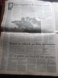 Cumhuriyet Gazetesi - Turkish Newspaper - 8 Şubat 1991 - dünyada terör dehşeti - Londra'da Savaş kabinesine havan topu - incirlik'te görevli Amerikalı öldürüldü - Bağdat Kuveyt hattına darbe - ABD Dışişleri Bakanı James Baker'ın Orta Doğu planı geniş yankı uyandırdı - Kıbrıs raporu öncesi randevu - Amerikalı'ya saldırıyı Dev Sol üstlendi - Paris yasası yazan Uğur Mumcu - Washingtonun bakışı yazan Hasan Cemal - Bülent Ecevit Cumhuriyet için yazdı İnsan mı Petrol mü - idam cezası kaldırılmalı yazan Melih Cevdet Anday - Turgut Özal'a Şeref dostu ünvanı - Haydar Arman adlı vatandaşın işkence sonucu öldürüldüğü ileri sürüldü - SHP'de platform savaşı - DYP'de Parti Okulu - Stephen King'in yapıtından sinema aktarılan Misery sinemalarda Fotoğrafı - Hakkari devlet hastanesinin arka bahçesinde Sahra hastanesi böyle kuruldu fotoğraf - İstanbul belediyesi şehir tiyatroları - ABD yönetimi Kürt örgütleri ile temas yasak - Kuveyt harekatı savaş haritası - Fenerbahçe otelden kurtuluyor - Milan