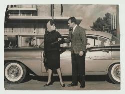 BELGİN DORUK & ORHAN GÜNŞİRAY VE ESKİ OTOMOBİL DİVAN OTELİ ÖNÜNDE BÜYÜK BOY FOTOĞRAF...