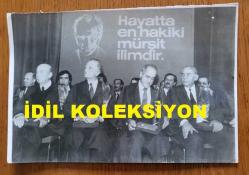 Efemera - VEHBİ KOÇ'UN ORİJİNAL AJANS-BASIN FOTOĞRAFI - 18 x 12 cm EBADINDA - VEHBİ KOÇ ve SAKIP SABANCI, FAHRİ DOKTOR ÜNVANI ALDIKLARI TÖRENDE AYNI KAREDELER. 24 EKİM 1984 - kitantik - kitaLog