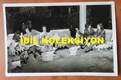 VEHBİ KOÇ'UN ORİJİNAL 2'Lİ FOTOĞRAF SETİ - 18 x 12 cm EBADINDA - VEHBİ KOÇ, GRUBU ADINA DÜZENLEDİĞİ YEMEKLİ DAVETİYEDE BÜYÜK KIZI SEMAHAT SEVİM ARSEL'LE KARŞILIKLI OTURURKEN ve KONUKLAR DAVETİYEDEKİ YERLERİNİ ALIRKEN ÇEKİLMİŞ 2 FARKLI KARE... . 18 HAZİRAN 1974. ÖZEL ARŞİV!