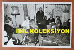 VEHBİ KOÇ'UN ORİJİNAL 2'Lİ FOTOĞRAF SETİ - 18 x 12 cm EBADINDA - VEHBİ KOÇ, GRUBU ADINA DÜZENLEDİĞİ YEMEKLİ DAVETİYEDE BÜYÜK KIZI SEMAHAT SEVİM ARSEL'LE KARŞILIKLI OTURURKEN ve KONUKLAR DAVETİYEDEKİ YERLERİNİ ALIRKEN ÇEKİLMİŞ 2 FARKLI KARE... . 18 HAZİRAN 1974. ÖZEL ARŞİV!