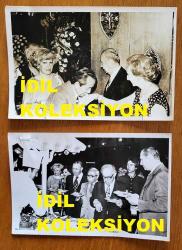 VEHBİ KOÇ'UN ORİJİNAL 2'Lİ FOTOĞRAF SETİ - 18 x 12 cm EBADINDA - VEHBİ KOÇ, GRUBU ADINA DÜZENLEDİĞİ YEMEKLİ DAVETİYEDE GELENLERİ BÜYÜK KIZI SEMAHAT SEVİM ARSEL'LE BİRLİKTE KAPIDAN KARŞILARKEN ve VAKKO'NUN KURUCUSU VİTALİ HAKKO'NUN DA YER ALDIĞI BİR GRUP DAVETLİ AÇIK BÜFEDEN YEMEKLERİNİ ALIRKEN ÇEKİLMİŞ  2 FARKLI KARE... ÖZEL ARŞİV!