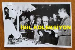 VEHBİ KOÇ'UN ORİJİNAL 2'Lİ FOTOĞRAF SETİ - 18 x 12 cm EBADINDA - VEHBİ KOÇ, GRUBU ADINA DÜZENLEDİĞİ YEMEKLİ DAVETİYEDE GELENLERİ BÜYÜK KIZI SEMAHAT SEVİM ARSEL'LE BİRLİKTE KAPIDAN KARŞILARKEN ve VAKKO'NUN KURUCUSU VİTALİ HAKKO'NUN DA YER ALDIĞI BİR GRUP DAVETLİ AÇIK BÜFEDEN YEMEKLERİNİ ALIRKEN ÇEKİLMİŞ  2 FARKLI KARE... ÖZEL ARŞİV!