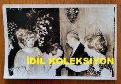 VEHBİ KOÇ'UN ORİJİNAL 2'Lİ FOTOĞRAF SETİ - 18 x 12 cm EBADINDA - VEHBİ KOÇ, GRUBU ADINA DÜZENLEDİĞİ YEMEKLİ DAVETİYEDE GELENLERİ BÜYÜK KIZI SEMAHAT SEVİM ARSEL'LE BİRLİKTE KAPIDAN KARŞILARKEN ve VAKKO'NUN KURUCUSU VİTALİ HAKKO'NUN DA YER ALDIĞI BİR GRUP DAVETLİ AÇIK BÜFEDEN YEMEKLERİNİ ALIRKEN ÇEKİLMİŞ  2 FARKLI KARE... ÖZEL ARŞİV!