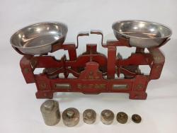 1 kg kefeli terazi. Şafak marka. İyi durumda ağırlıkları mevcut. Ağırlıklarının 4 tanesi krom 2 tanesi bakır. Kullanıma uygun