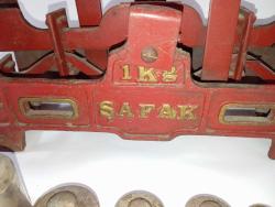 1 kg kefeli terazi. Şafak marka. İyi durumda ağırlıkları mevcut. Ağırlıklarının 4 tanesi krom 2 tanesi bakır. Kullanıma uygun