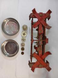 1 kg kefeli terazi. Şafak marka. İyi durumda ağırlıkları mevcut. Ağırlıklarının 4 tanesi krom 2 tanesi bakır. Kullanıma uygun