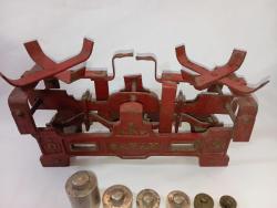 1 kg kefeli terazi. Şafak marka. İyi durumda ağırlıkları mevcut. Ağırlıklarının 4 tanesi krom 2 tanesi bakır. Kullanıma uygun