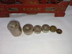 1 kg kefeli terazi. Şafak marka. İyi durumda ağırlıkları mevcut. Ağırlıklarının 4 tanesi krom 2 tanesi bakır. Kullanıma uygun