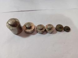 1 kg kefeli terazi. Şafak marka. İyi durumda ağırlıkları mevcut. Ağırlıklarının 4 tanesi krom 2 tanesi bakır. Kullanıma uygun