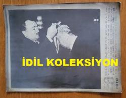 Efemera - VEHBİ KOÇ'UN AJANS-BASIN FOTOĞRAFI - 23 x 18 cm EBADINDA - SANAYİ ve TİCARET BAKANI CAHİT ARAL, MİLLETLERARASI TİCARET ODASI TARAFINDAN DÜNYADA YILIN ÖRNEK İŞADAMI SEÇİLEN VEHBİ KOÇ'A MADALYA TAKDİM EDERKEN ÇEKİLMİŞ BİR KARE - kitantik - kitaLog