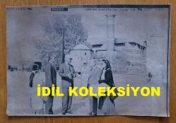 Efemera - VEHBİ KOÇ'UN AJANS-BASIN FOTOĞRAFI (KAĞIT BASKI) - 25 x 17 cm EBADINDA - VEHBİ KOÇ, ANKARA'DA HACI BAYRAM CAMİİ ÖNÜNDEKİ ALANDAYKEN ÇEKİLMİŞ BİR KARE - kitantik - kitaLog