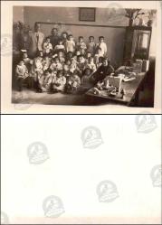 Efemera - Anaokulu Sınıfı, Fotoğraf, 1940&rsquo;lar: Öğretmenler ve küçük çocuklardan oluşan kalabalık grup, sınıf içi düzen ve oyuncaklarla eğitim ortamı. - kitantik - kitaLog