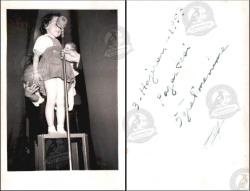 Sahne, Gösteri, Fotoğraf, 1940’lar: Kürsü üzerinde mikrofona konuşan küçük kız çocuğu, yanında yetişkin, sahne önü gösteri anı.