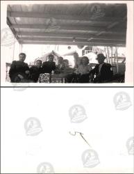 Efemera - Gemi Güvertesi, Grup, Fotoğraf, 1940&rsquo;lar: Oturur halde poz veren kadın ve erkeklerden oluşan kalabalık grup, arka planda gemi yapısı - kitantik - kitaLog