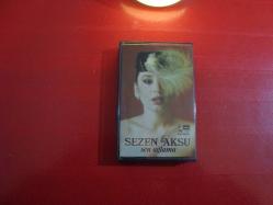 SEZEN AKSU SEN AĞLAMA KOLLEKSİYONDAN SATIŞA SUNULMUŞTUR SIFIR AYARINDADIR İLK DÖNEM KASET