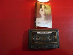 SEZEN AKSU SEN AĞLAMA KOLLEKSİYONDAN SATIŞA SUNULMUŞTUR SIFIR AYARINDADIR İLK DÖNEM KASET