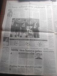 Cumhuriyet Gazetesi - Turkish Newspaper - 25 Aralık 2002 - Irak zirvesinde Amerika'nın isteklerine karşın Türkiye'nin önerileri saptandı - Cumhurbaşkanı Ahmet Necdet Sezer'den vekillere yasalarda nesnel olun - Barzani'den Ankara'ya tavır - AKP türban ve Irak kıskacında - Bülent Ecevit uyardı can kaybı çok olur - emeklinin çilesi bitmiyor - iktidardan Kemal Gürüz'e gözdağı - Hablemitoğlu'na sıkılan kurşun yazan İlhan Selçuk - bergamalılar yargı karşısında - Recep Tayyip Erdoğan paketi yeniden - Başbakan Abdullah Gül Necip Hablemitoğlu suikasti ile yakından ilgileniyoruz - Abdullah Öcalan dosyası yerel mahkemede - Deniz Baykal AKP'nin boş söylemle iktidar olduğunu söyledi - Filistin'de işgal altında Noel kutlaması - AYGAZ'dan İngiltere'ye ihracat - Türkiye yazarlar Sendikası başkanı Cengiz Bektaş'a Romanya'dan ödül - Fazıl Say Ve Cihat Aşkın Fotoğrafı - Bir yudum hayatın bu haftaki bölümünde Yıldız Kenter - Galatasaray sallandı ama yıkılmadı - Fenerbahçe'de Revivo kıymete bindi