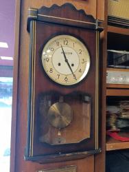 HİSLON MARKA KURMALI ,SARKAÇLI GONGLU ANTİKA NADİR DUVAR SAATİ FAAL ÇALIŞIR DURUMDA (TEK KURMA İLE 31 GÜN ÇALIŞIYOR )