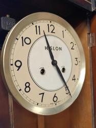 HİSLON MARKA KURMALI ,SARKAÇLI GONGLU ANTİKA NADİR DUVAR SAATİ FAAL ÇALIŞIR DURUMDA (TEK KURMA İLE 31 GÜN ÇALIŞIYOR )