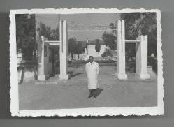 ASKER HASTANESİ GİRİŞİNDE BİR DOKTOR KÜÇÜK EBAT ESKİ FOTOĞRAF...