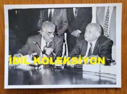 SÜLEYMAN DEMİREL ve ŞEVKET YILMAZ'IN ORİJİNAL FOTOĞRAFI - 12 x 8,5 cm EBADINDA - ŞEVKET YILMAZ, SÜLEYMAN DEMİREL'LE BİRLİKTE BASIN AÇIKLAMASI YAPARKEN ÇEKİLMİŞ BİR KARE