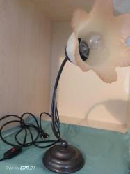 Antika masa lambası. Materyali pirinç, abajur kısmı camdır.