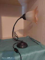 Antika masa lambası. Materyali pirinç, abajur kısmı camdır.