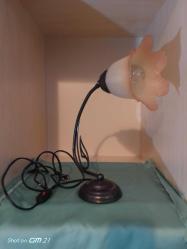 Antika masa lambası. Materyali pirinç, abajur kısmı camdır.