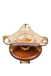 MEISSEN DAMGALI – 19. YÜZYIL AJURLU PORSELEN SUNUMLUK | BRONZ MONTÜRLÜ, EL BOYAMA PASTORAL SAHNE