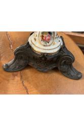 Bronz ve porselen‘den Fransız bir çift şamdan 14 cm boyunda 13 cm çapında