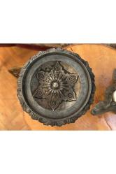 Bronz ve porselen‘den Fransız bir çift şamdan 14 cm boyunda 13 cm çapında