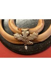 Ahşap kaidesinde vahşi hayvan dişleri 17 cm çapında