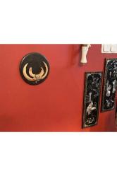 Ahşap kaidesinde vahşi hayvan dişleri 17 cm çapında