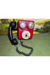 Antika kırmızı renkli çevirmeli avrupa duvar telefonu