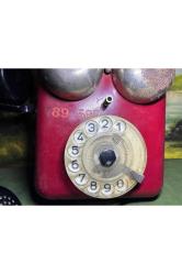 Antika kırmızı renkli çevirmeli avrupa duvar telefonu