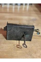 w.s antika kilit ve anahtarı - 16 cm x 9 cm ölçülerinde