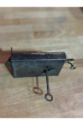 w.s antika kilit ve anahtarı - 16 cm x 9 cm ölçülerinde