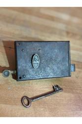 w.s antika kilit ve anahtarı - 16 cm x 9 cm ölçülerinde