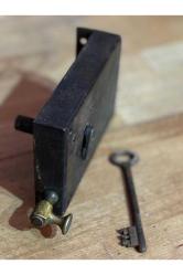 w.s antika kilit ve anahtarı - 16 cm x 9 cm ölçülerinde