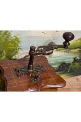 Pirinç ve ahşaptan Avrupa kahve değirmeni 15 cm x 15 cm