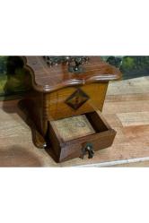 Pirinç ve ahşaptan Avrupa kahve değirmeni 15 cm x 15 cm