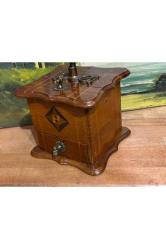 Pirinç ve ahşaptan Avrupa kahve değirmeni 15 cm x 15 cm