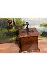 Pirinç ve ahşaptan Avrupa kahve değirmeni 15 cm x 15 cm