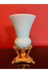 OPALİN CAMLI PİRİNÇ TABANLI VAZO 20 CM YÜKSEKLİĞİNDE (CAMINDA GÖZE BATMAYAN KILCAL ÇATLAK MEVCUT)