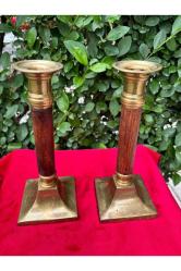 Pirinç ve ahşaptan 20 cm boyunda bir çift avrupa şamdan