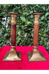 Pirinç ve ahşaptan 20 cm boyunda bir çift avrupa şamdan