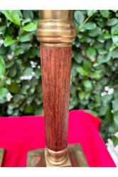 Pirinç ve ahşaptan 20 cm boyunda bir çift avrupa şamdan